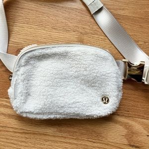 NEW Everywhere Belt Bag Small 1L Fleece new without tags NWOT  White Opal/Gold